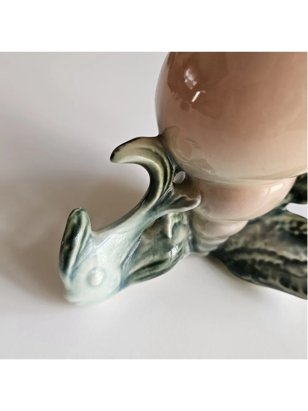 Mid-Century Modern Hull Pottery Ebb Tide Conch Shell Bud Vase - Peach & Green 7